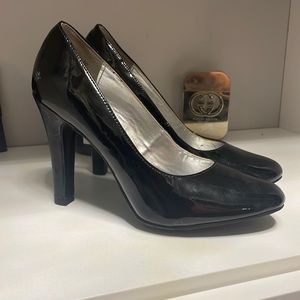 Black Pumps